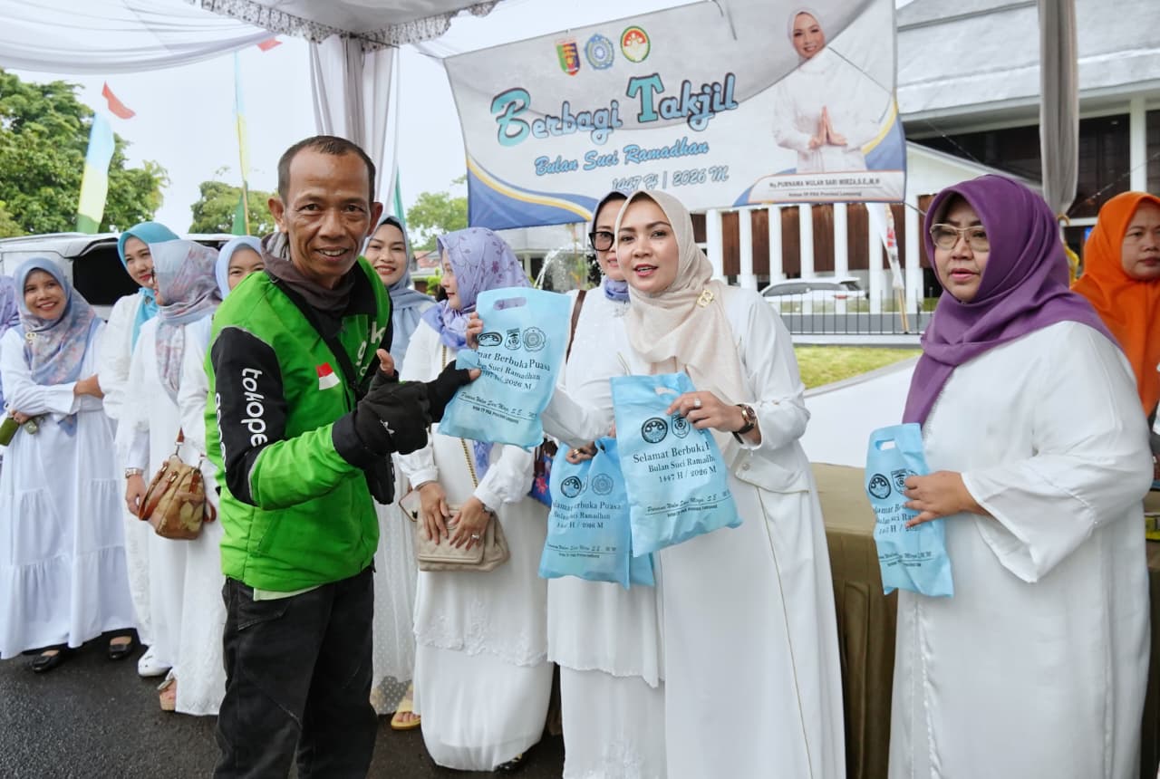 Semangat Ramadan, TP PKK dan DWP Provinsi Lampung Berbagi Takjil Meski Sempat Diguyur Hujan